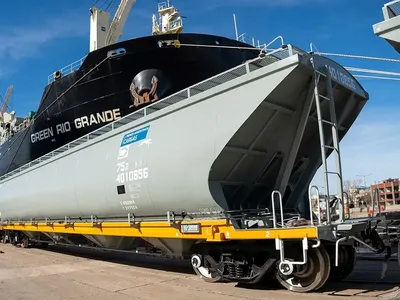 Desembarcaron 90 vagones de carga cerealera para fortalecer el sistema ferroviario