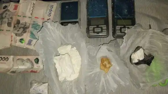 Berazategui: Cayó pareja narco con cocaína, marihuana y handies