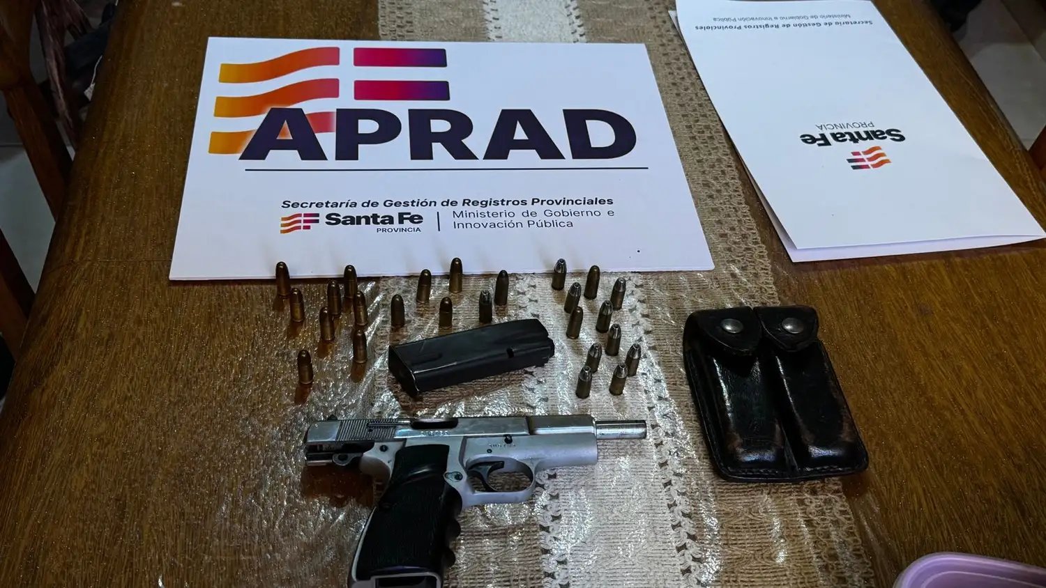 Durante la inspección se detectó un arma de fuego, cuya situación legal quedó sujeta a consultas judiciales y peritajes