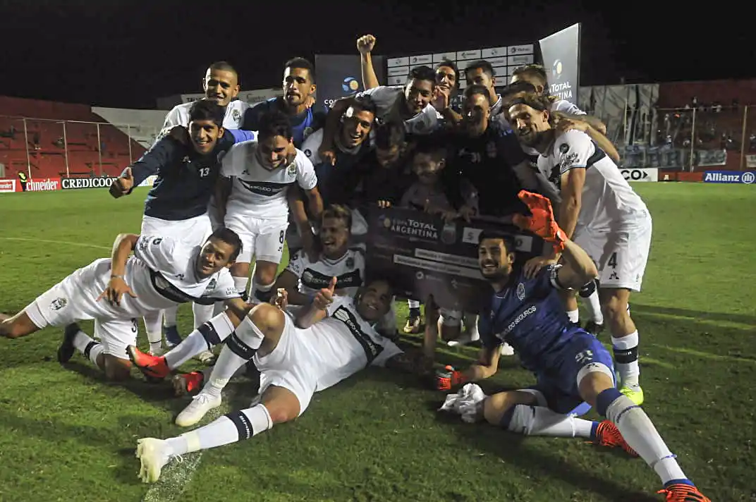 Gimnasia sufrió con los  penales para avanzar