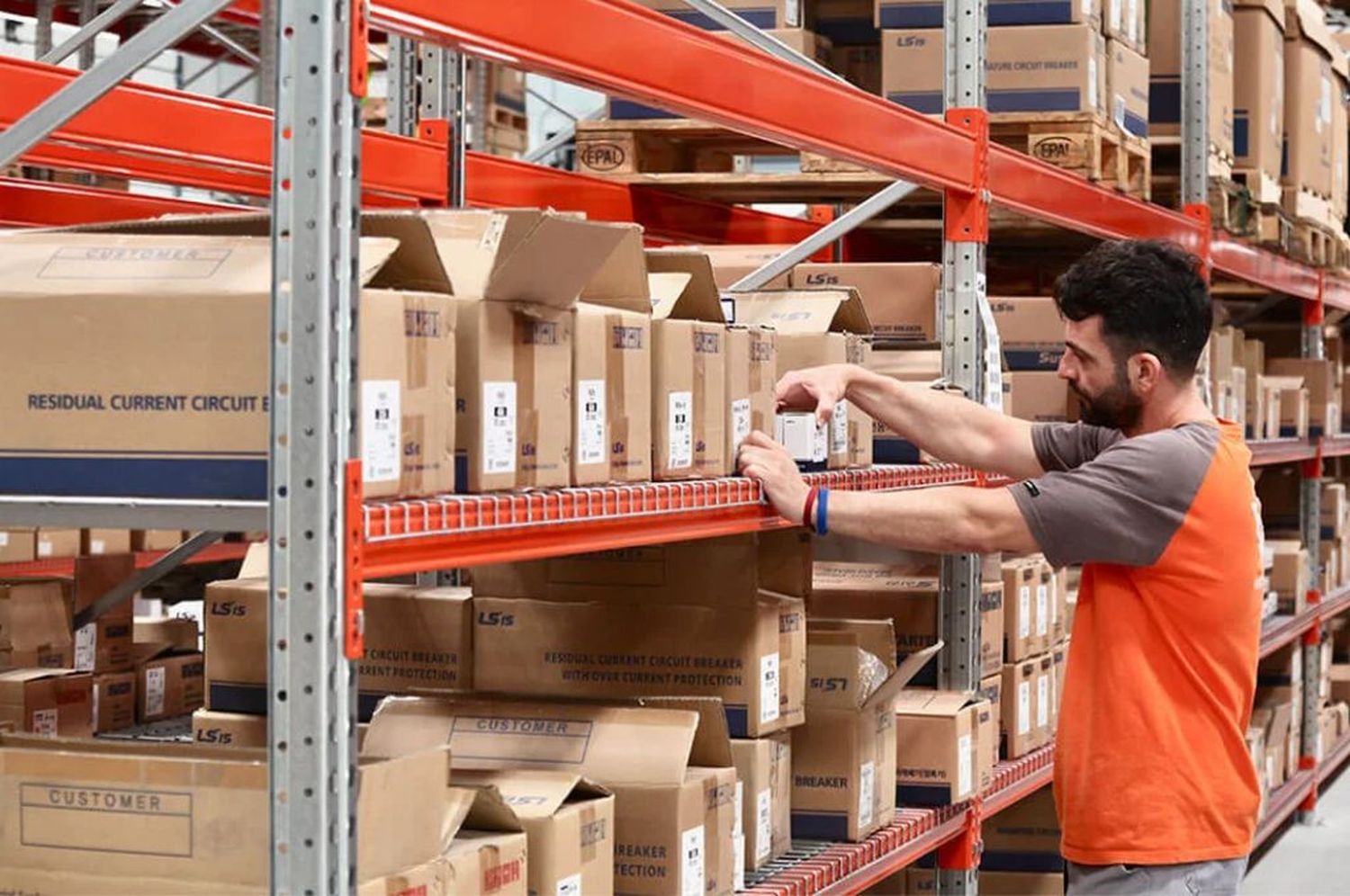 El empleo registrado mostró una leve recuperación en febrero,