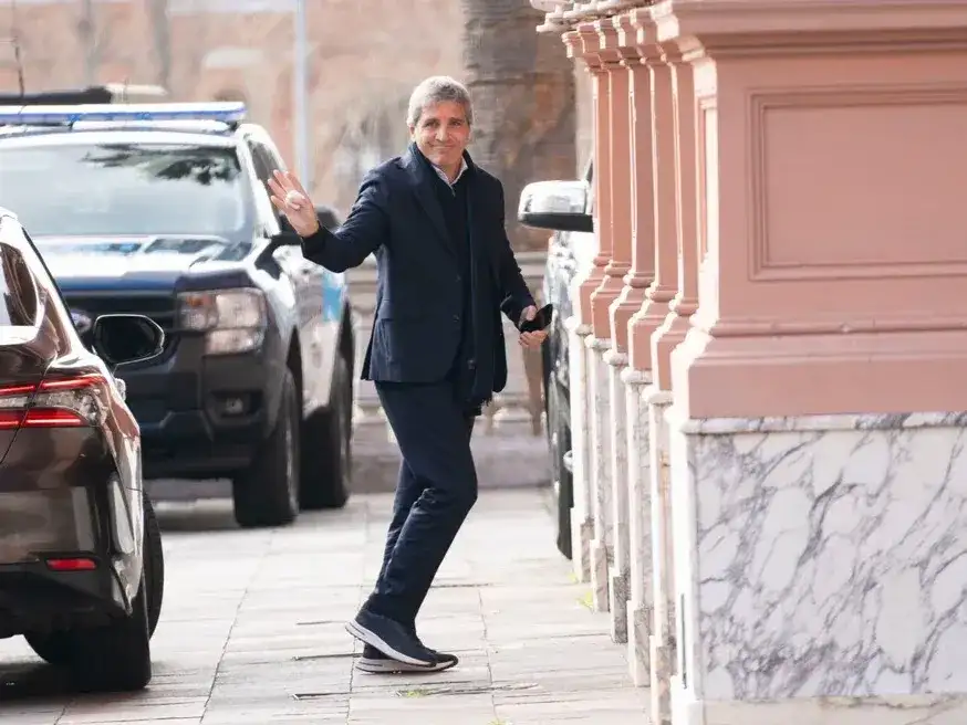 El ministro de Economía, Luis Caputo, ingresa a Casa Rosada.
