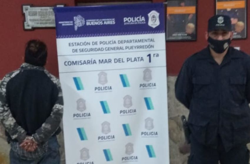 Rompió la vidriera de un local del centro para robar