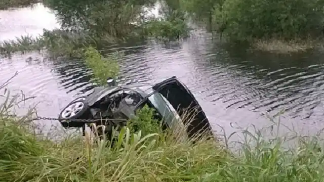 Ruta 12: Un hombre de 32 años despistó y terminó en el agua 