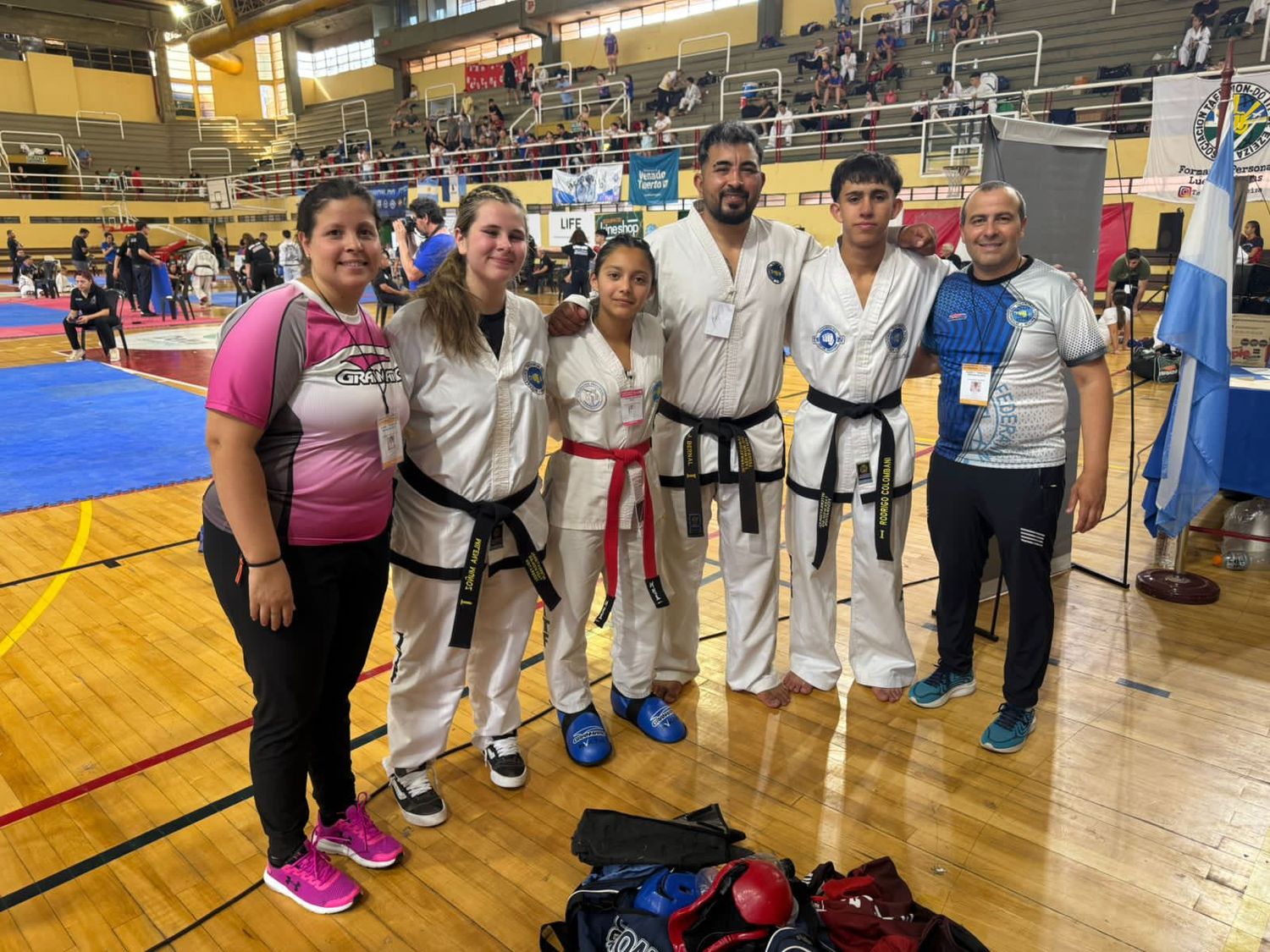 Los taekwondistas locales, junto a los profesores Horacio Ali y Gisella Cabrera