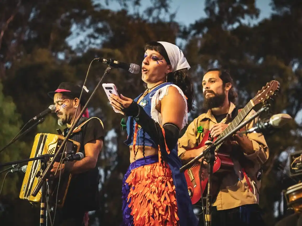 La murga regional Legrand Mur, encargada del puntapié inicial.