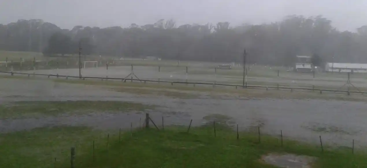 Las canchas del fútbol marplatense, tapadas por el agua