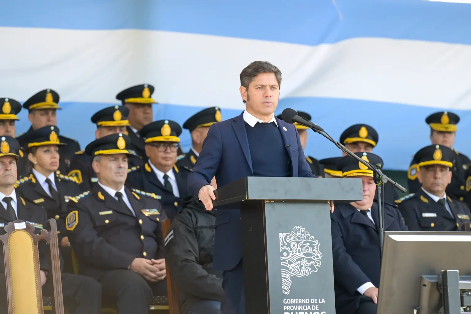 Kicillof en el acto de jura de fidelidad a la bandera de la Policía