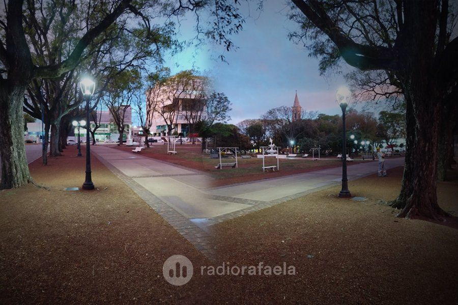 Comenzaron los trabajos de prueba de luces led en la Plaza 25 de Mayo