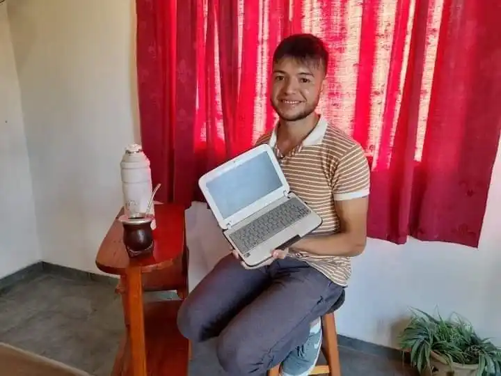 De Vender Diarios, Cortar El Pasto Y Hacer Rosquitas A Medico