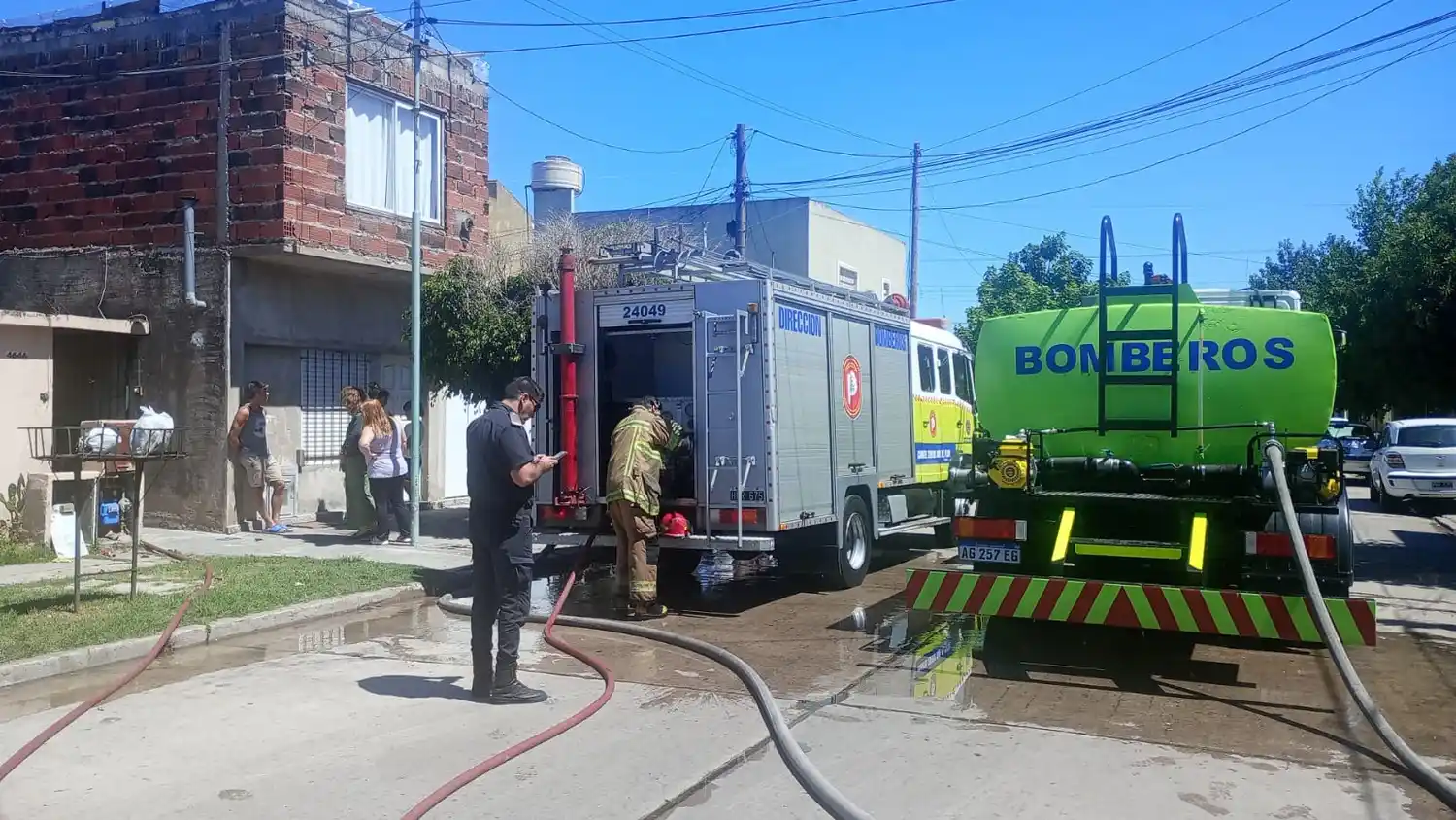 Hasta el lugar acudieron un autobomba y un camión cisterna.