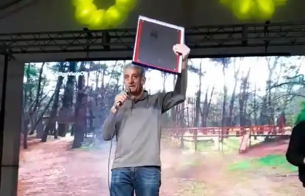 Barrera levanta la distinción recibida por parte de Nación. Foto: @BarreraGusOk