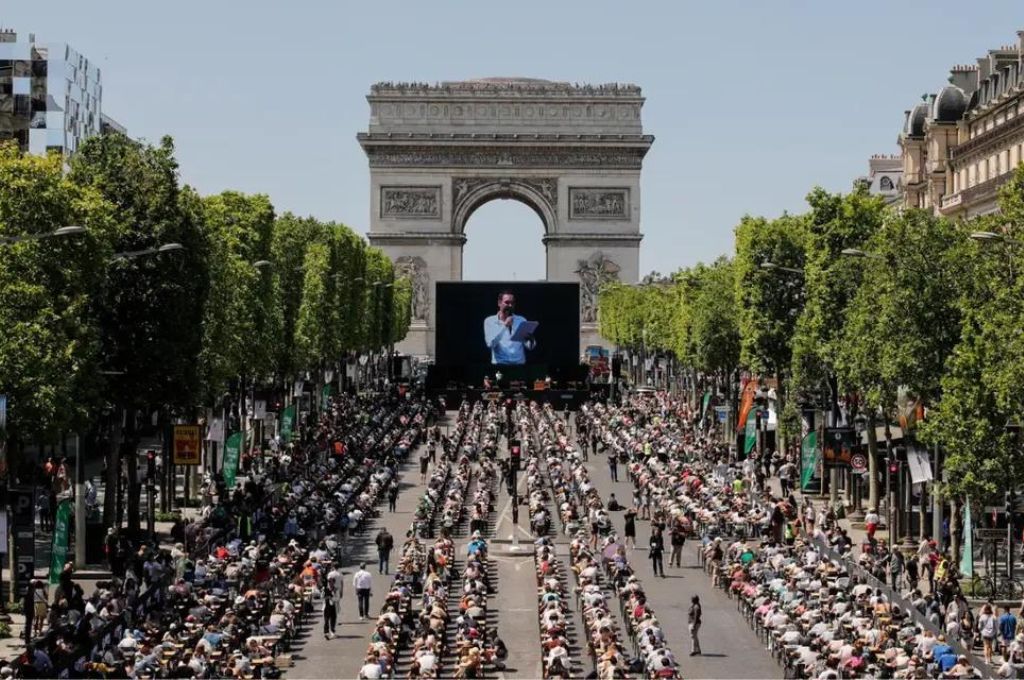 París ha alcanzado el récord mundial con el dictado más grande del mundo