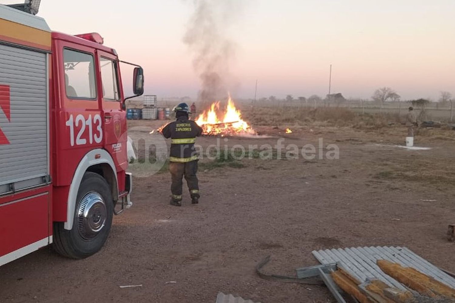 Incendio a la vera de la Ruta Nacional 34: ya trabajan los Bomberos Zapadores