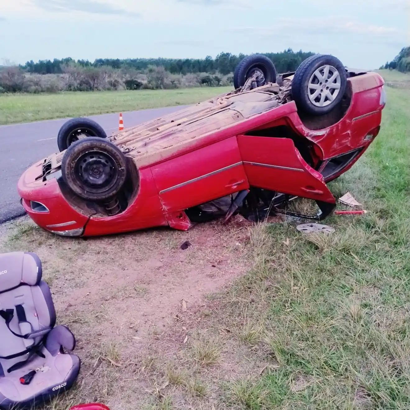 Tres personas fueron hospitalizadas tras el vuelco de un automóvil