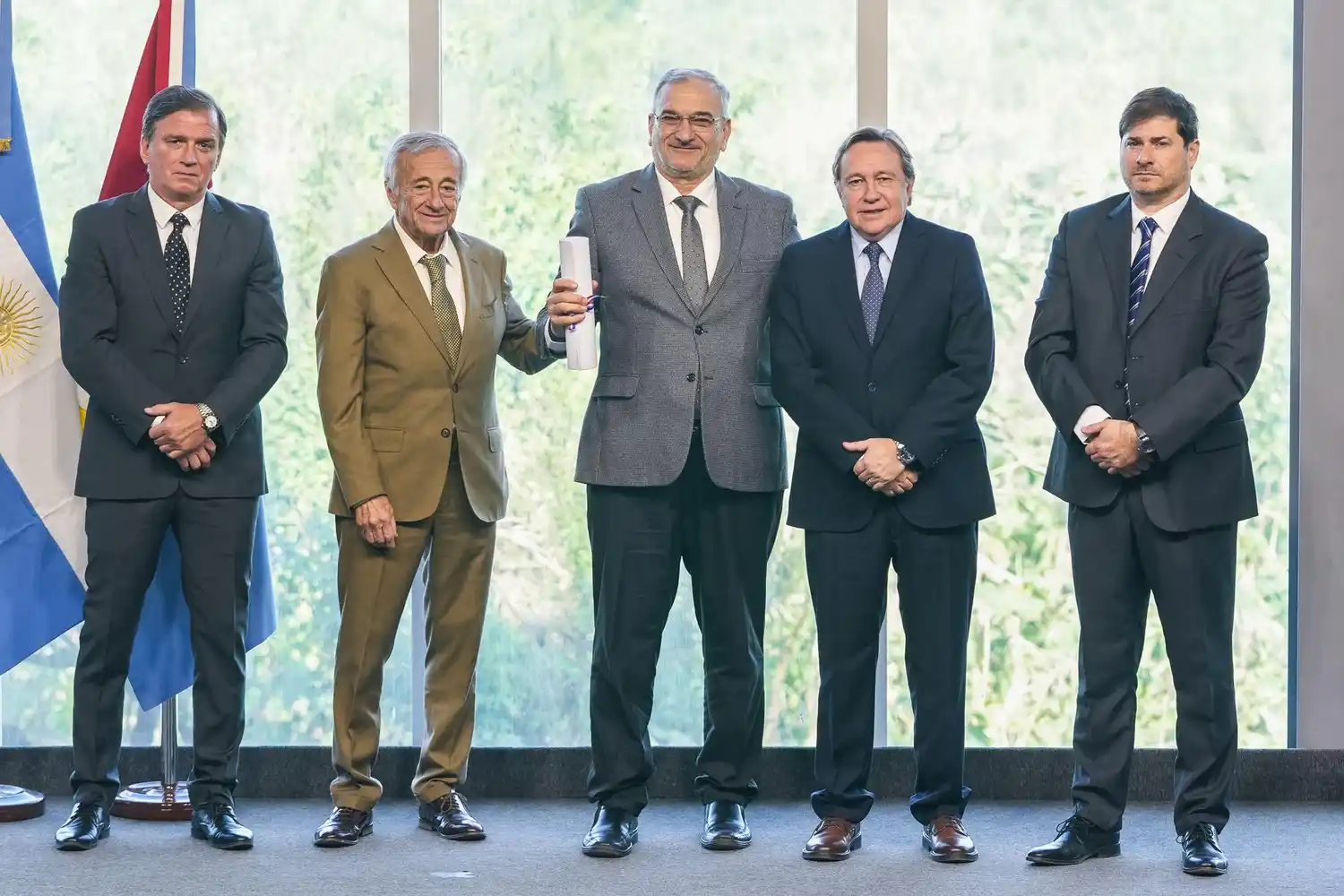 Calvo al momento de recibir el diploma