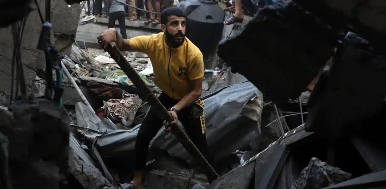 Un palestino colabora en las tareas de búsqueda tras el ataque