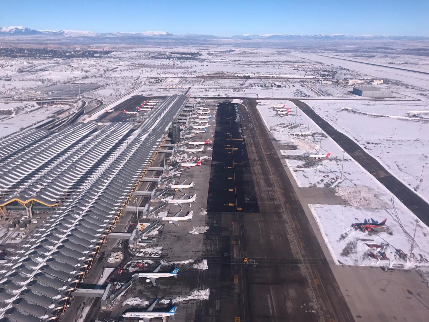 Aena activa plan para mitigar impacto de hielo y nieve en 21 aeropuertos españoles