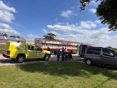 Colisión entre moto y utilitario deja a una mujer herida