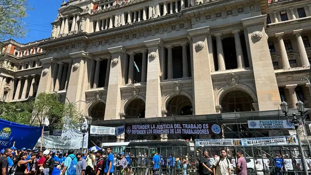 La movilización de la CGT frente a tribunales.