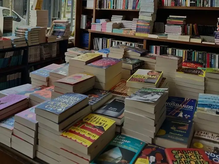 Libros apilados en una libreria, escenario habitual de clubes de lectura y encuentros literarios en la ciudad. Imagen ilustrativa.