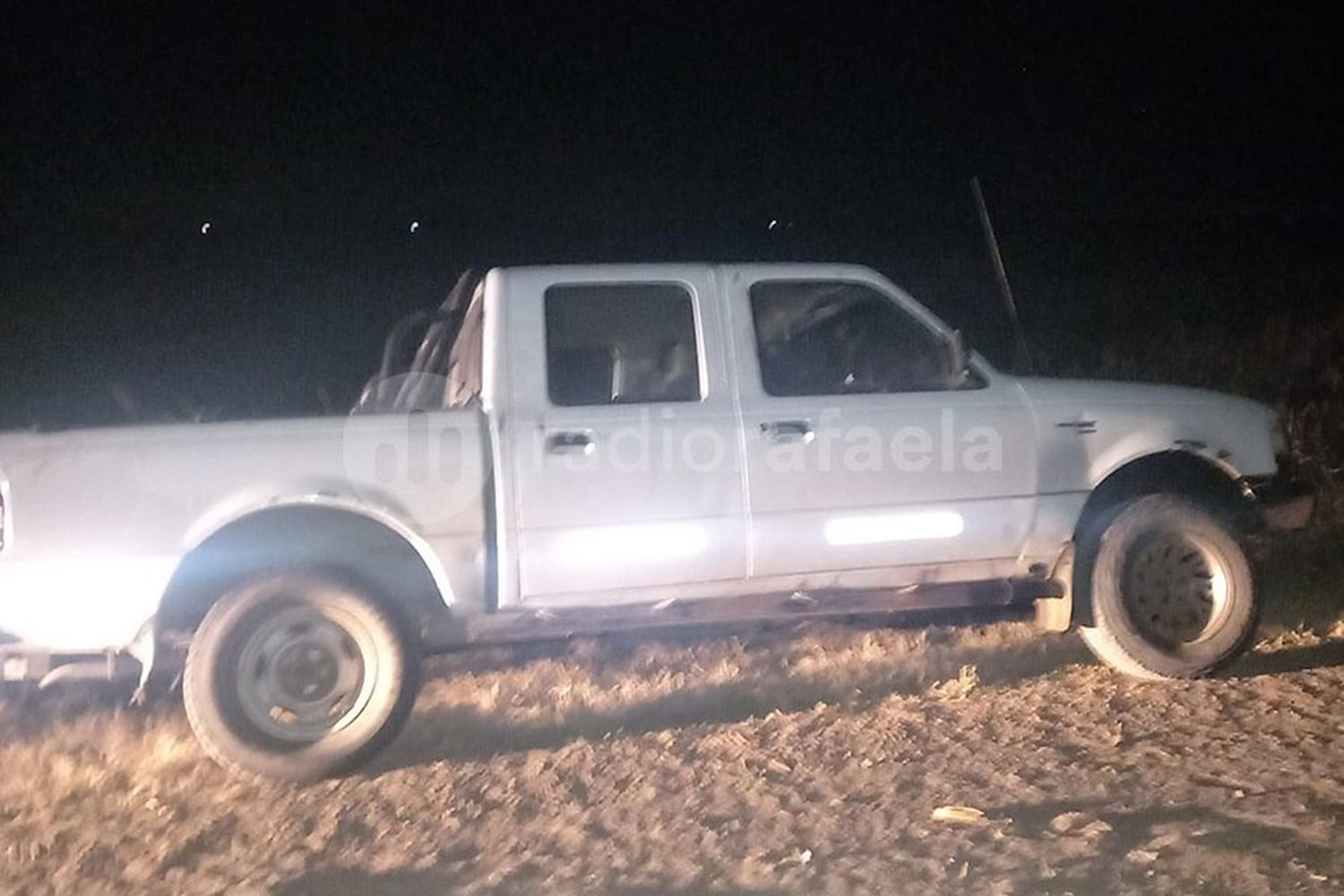 Un productor se encontró con una camioneta abandonada en un camino rural