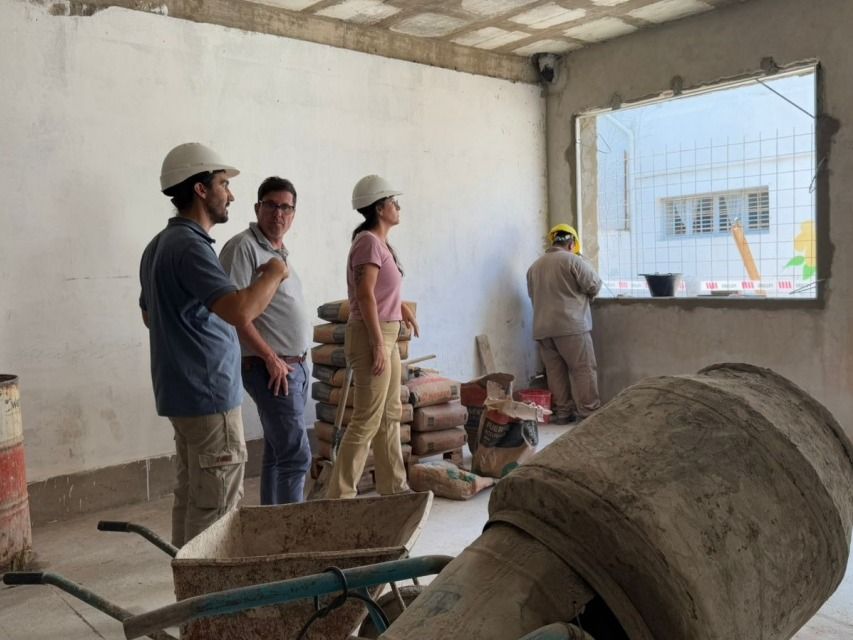 El ministro José Goity durante la recorrida por las obras en marcha.