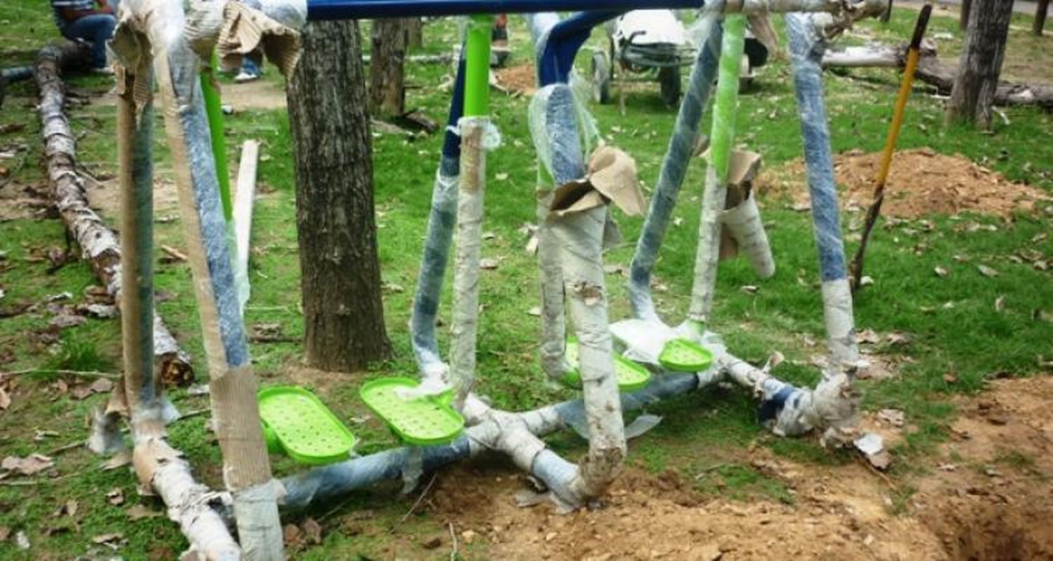 Continúan instalando juegos en el Paseo Público