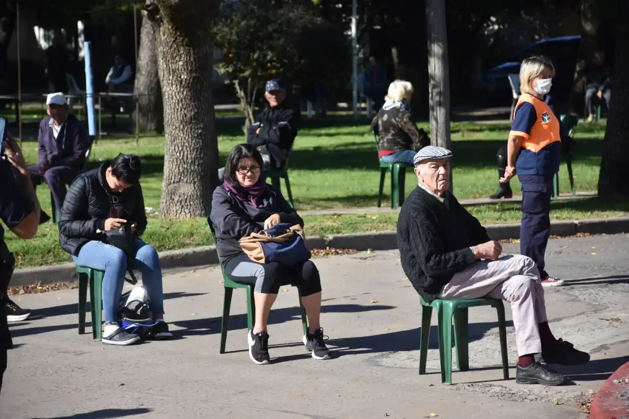 Cuarentena rota: Con nuevas medidas de prevención, jubilados hacen fila en sillas para cobrar desde este sábado