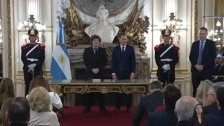 Luego de encabezar la reunión de transición con su antecesor, Santilli asumió la conducción del Gabinete nacional en una ceremonia realizada en el Salón Blanco.