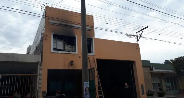 Vecinos con una hidrolavadora sofocaron un incendio en una vivienda de Naón al 600