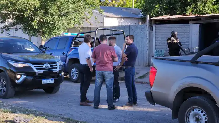 allanamiento procedimiento barrio 2 de abril cococcioni fiscal vottero saliba operativo barrio balacera zona roja tiros - 7