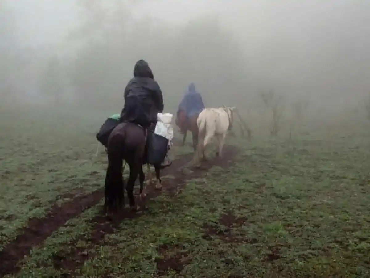 Dos maestras cabalgan 12 horas para dar clases en una escuela albergue de Tucumán 