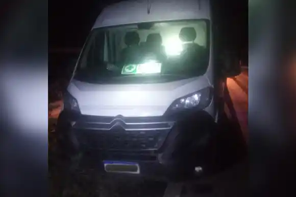 Despiste en Ruta 19: un utilitario impactó contra el guardarrail y el conductor tuvo que ser hospitalizado