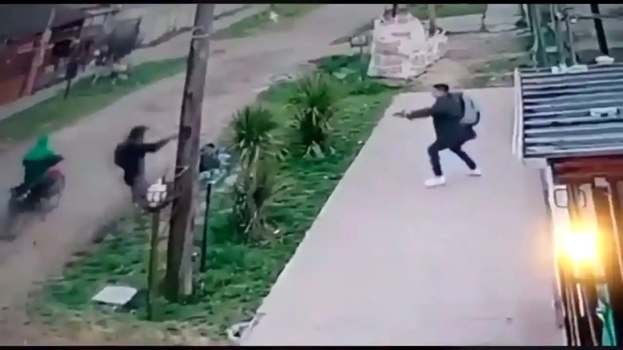 Video: Un policía se defendió a los tiros cuando quisieron robarle la mochila en Merlo