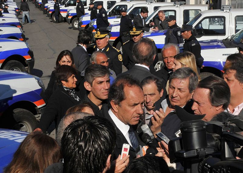Escobar: Con la ausencia de Guzmán, Scioli entregó patrulleros para 6 distritos del conurbano