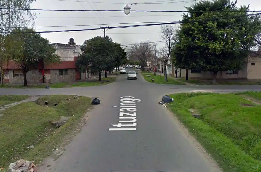 Estaba borracho, se quedó dormido e incrustó su auto en una zanja