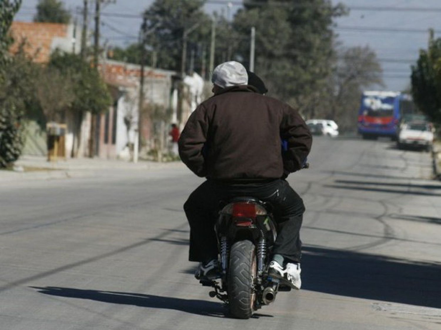 Un delincuente en moto le arrebató la cartera a una jubilada y escapó