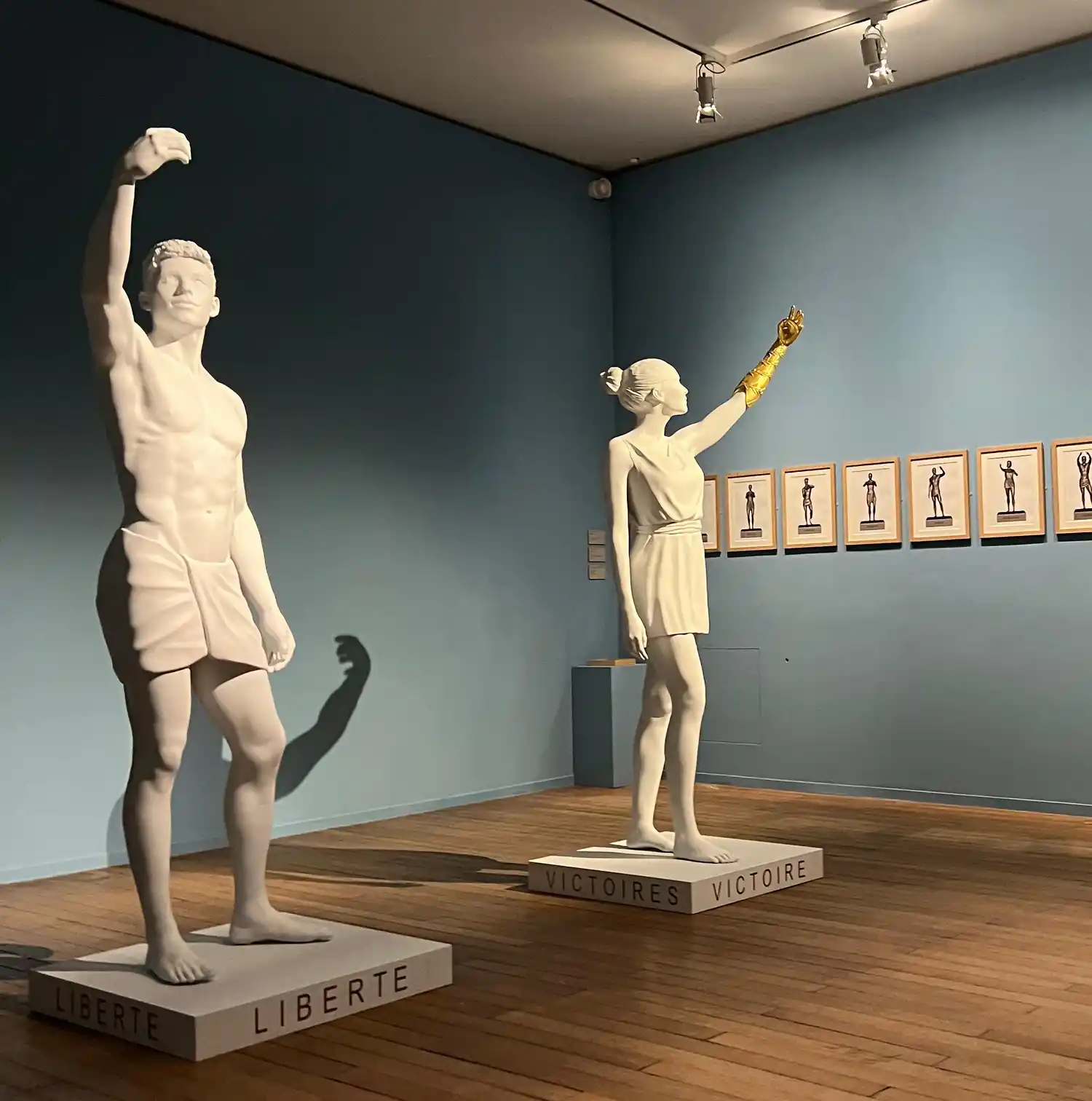 Figuras alusivas en la casa museo de Víctor Hugo, en Place de Vosges-