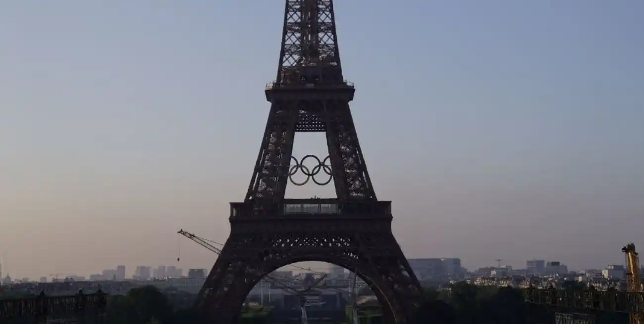 La Torre Eiffel y los anillos de los Juegos Olímpicos.