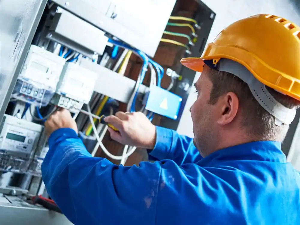 Descenso del 0,9% en el empleo de comercio y servicios en octubre de 2024