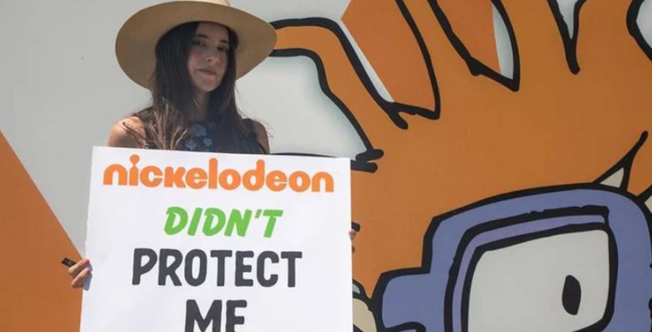 Ex actriz de “Zoe 101” protestó a las afueras de Nickelodeon por abuso infantil