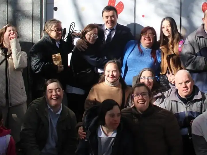 El viernes 6 de junio, Rita y Martín pudieron sellar su amor en el Registro Civil y tuvieron el acompañamiento de los jóvenes de ASDEMAR.