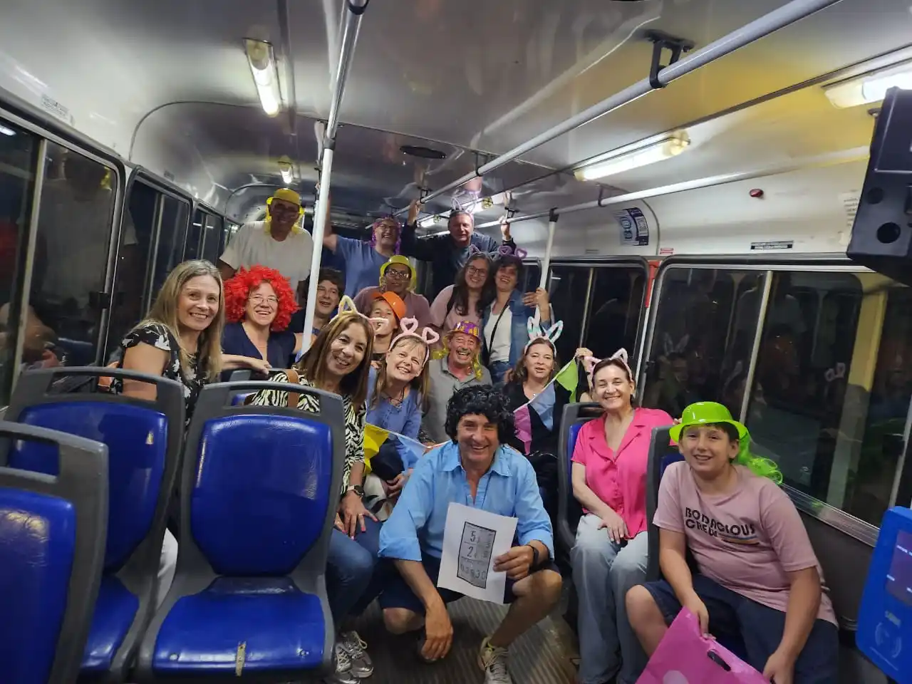 Los familiares y amigos de “Rolo” Macuso, en su último giro al volante del colectivo número 10 de la línea Azul.