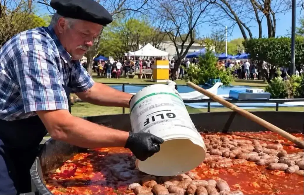 1° Fiesta del chorizo a la pomarola: la imagen del balde de glifosato reutilizado