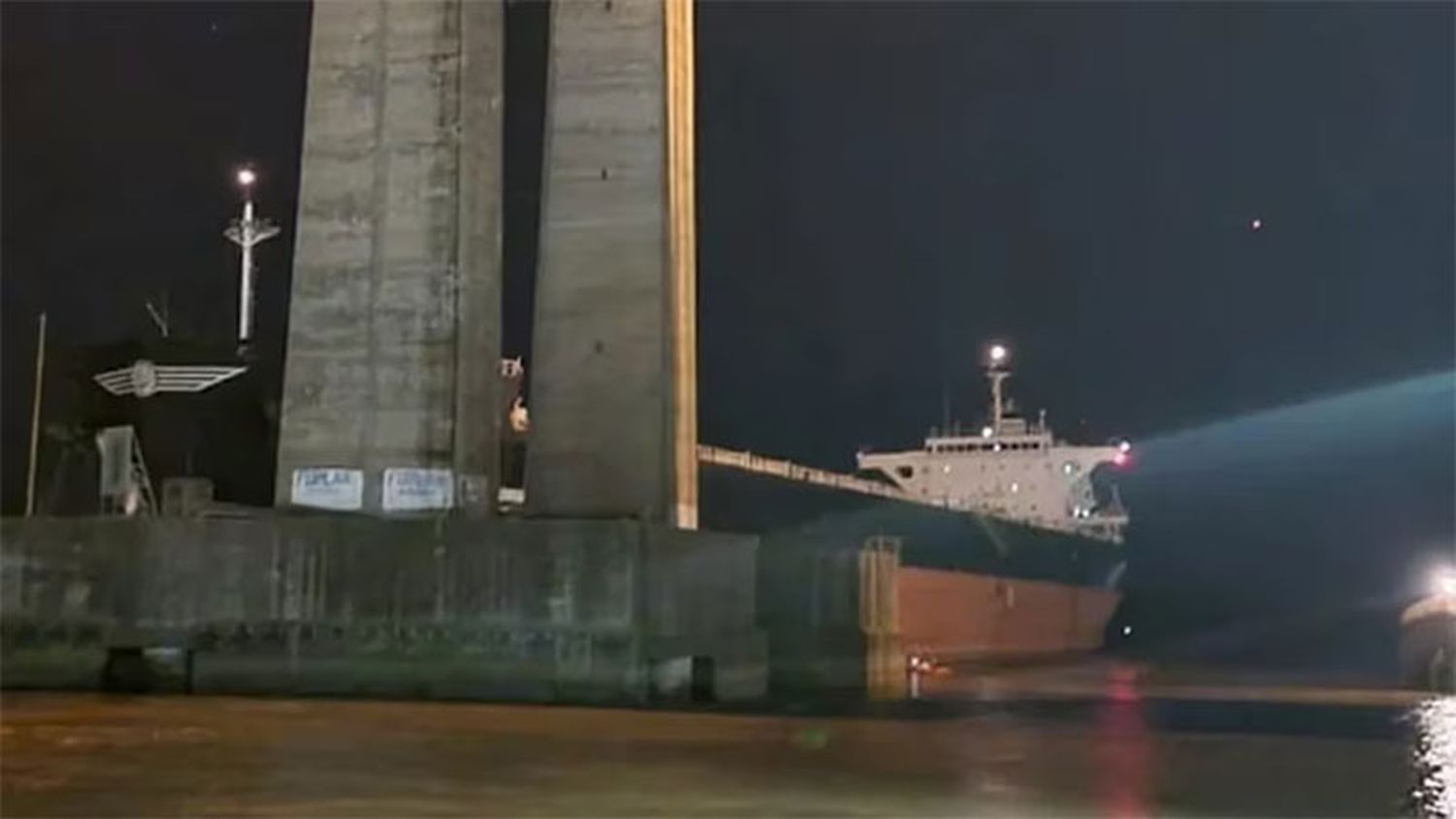 Un barco de gran porte chocó contra el puente Zárate Brazo Largo