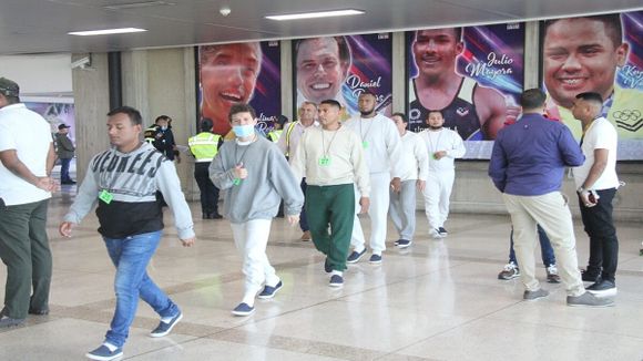 EN LA MADRUGADA: LLEGÓ TERCER VUELO CON REPATRIADOS desde EE.UU.