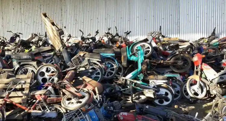 A la espera del remate, motos a la intemperie