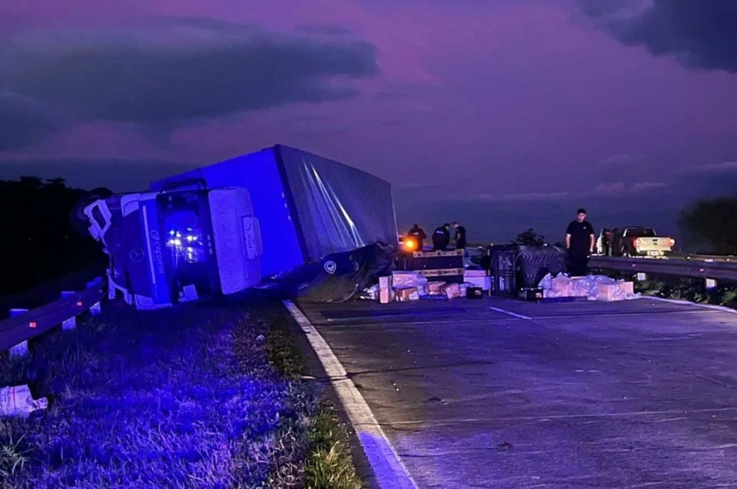 Ataque a piedrazos provocó el vuelco de un camión en Circunvalación Oeste