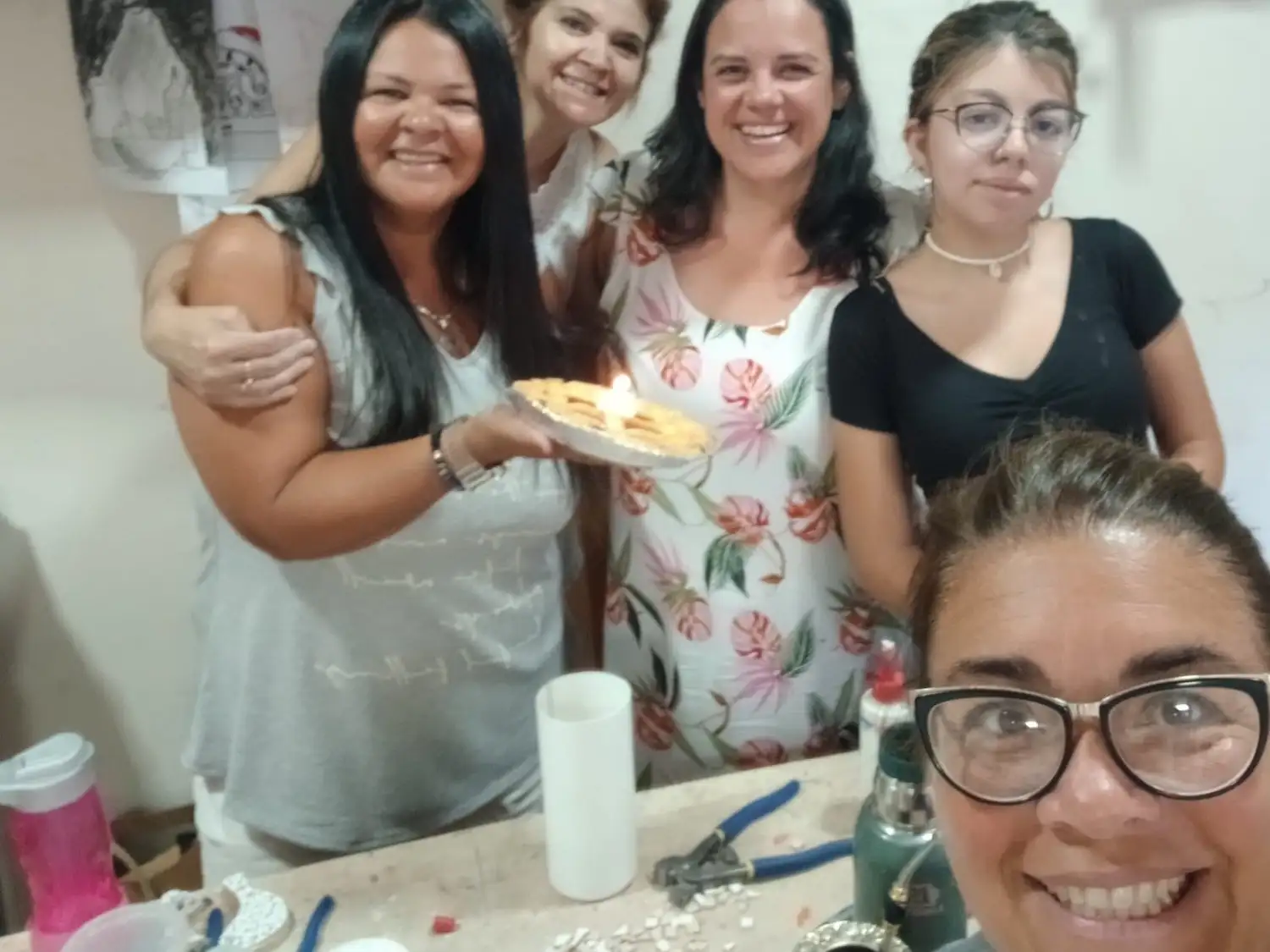 Florencia Díaz, en primer plano, junto a alumnas de su taller.